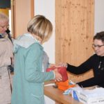 2 Frauen bei der Anmeldung zum Frauentag